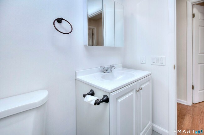 Building Photo - 638 Cove Rd