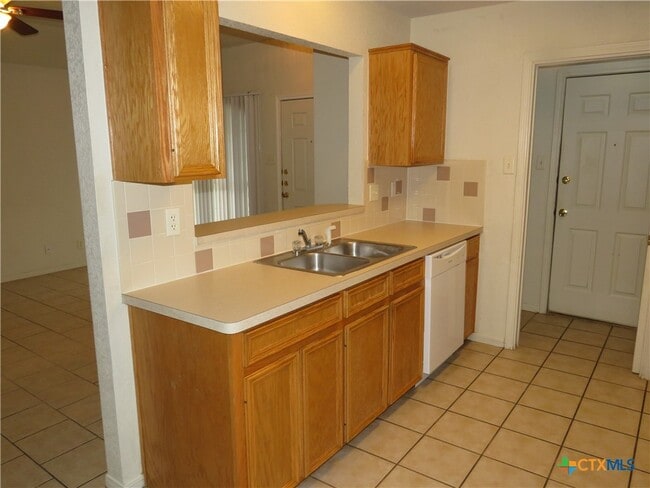 Building Photo - 2609 Lucille Dr