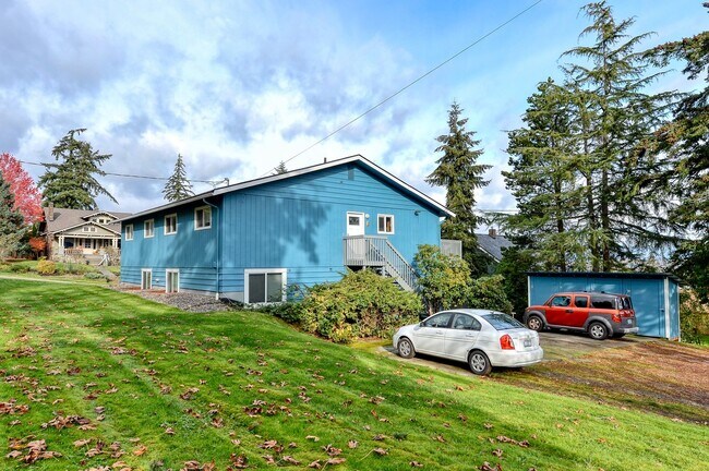 Building Photo - Lovely 2-Bedroom Apartment