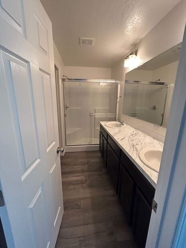 Building Photo - 3 Bedroom plus Loft For Rent! Victory Sout...
