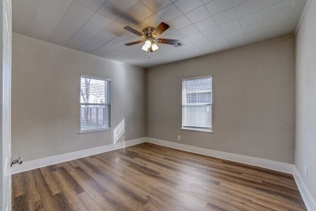 Building Photo - Dreamy Craftsman 3/2 Expertly Remolded