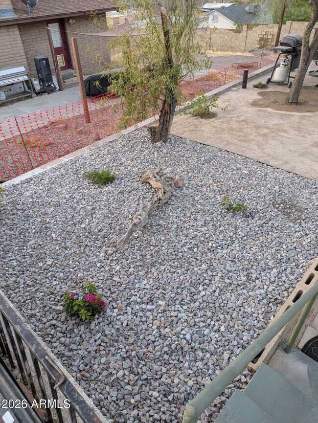 Building Photo - 1411 E Sierra St