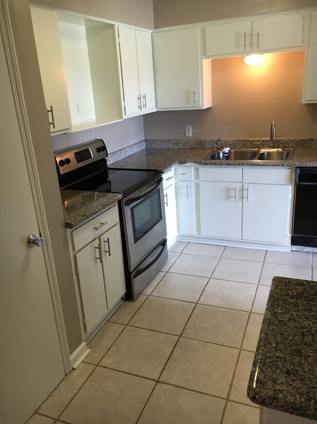 Building Photo - 1161 Lake Ave