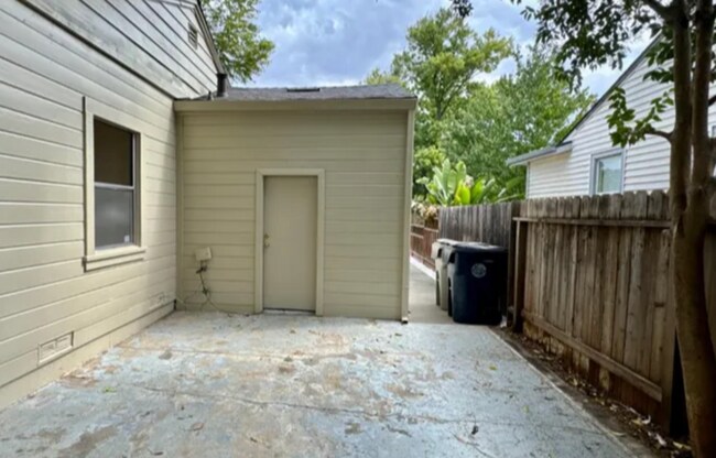 Building Photo - Cute As A Bug 2/1 Tahoe Park Gem!  Please read entire ad for viewings.