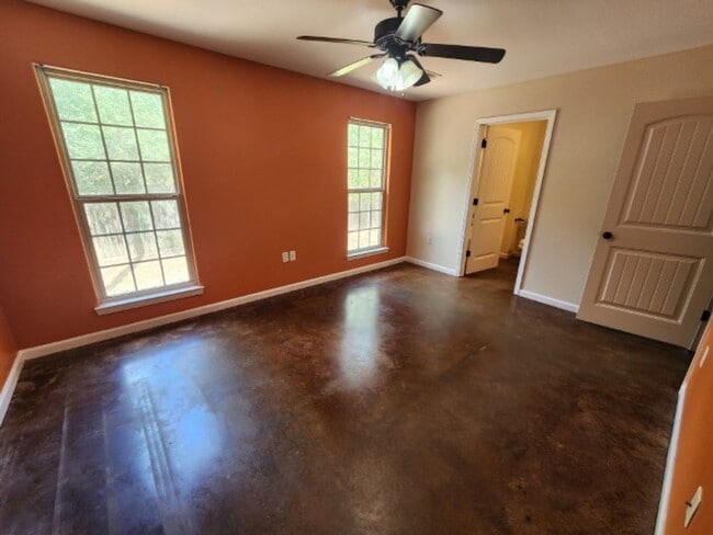 Building Photo - 9 Wilma Ln