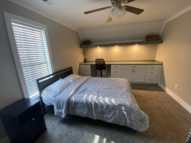 Building Photo - Beautiful 3 bed, 2 bath in Central