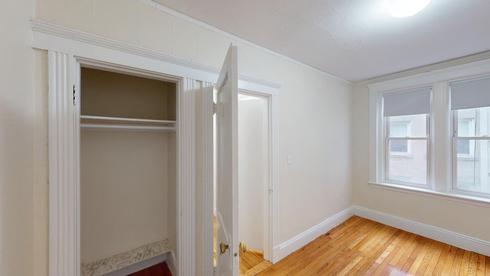 Building Photo - 235 Park Dr