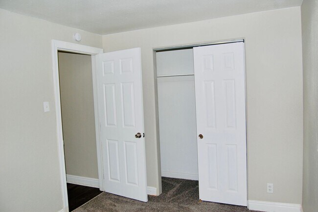 Building Photo - Updated 3Bedroom- In-Unit Laundry-$1,000 Move-In credit