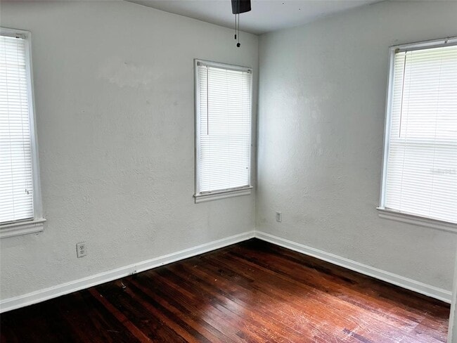 Building Photo - 1650 Crestwood Dr
