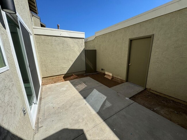 Building Photo - Fully renovated Condo