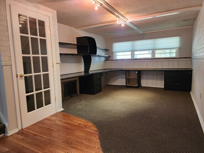 Building Photo - 67 Maple Ave