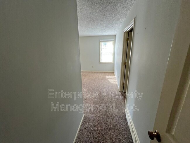 Building Photo - 7000 Loddon Cove