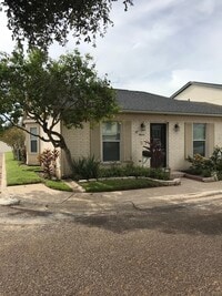 Building Photo - Spacious Townhouse in a Great Location!!