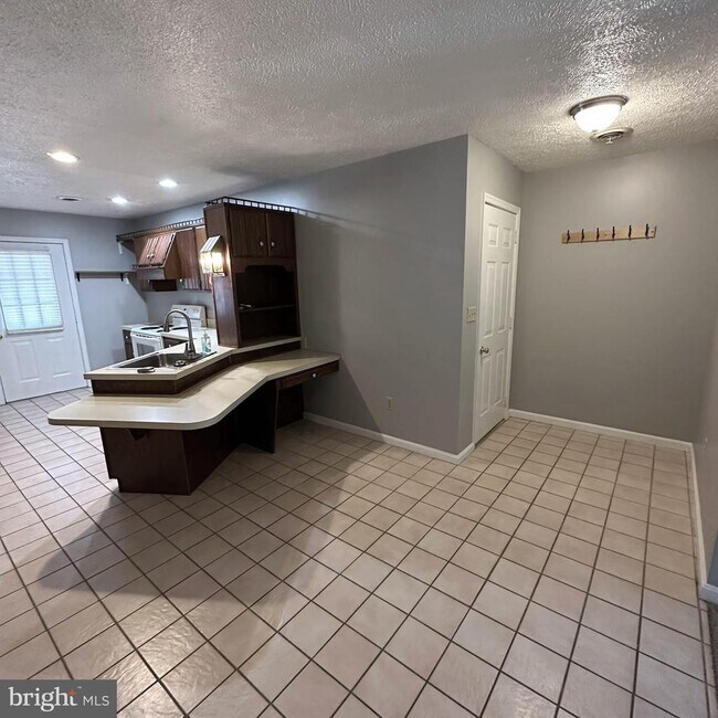 Building Photo - 323 Stonegate Ct