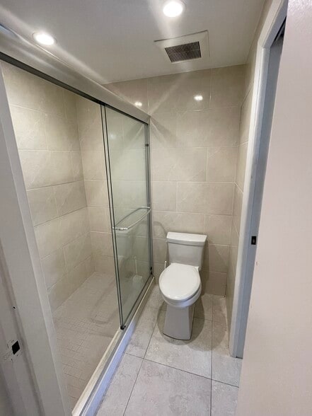 Building Photo - 2160 SW 16th Ave