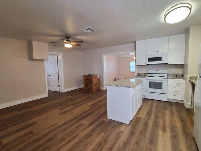 Building Photo - 2472 Picnic St