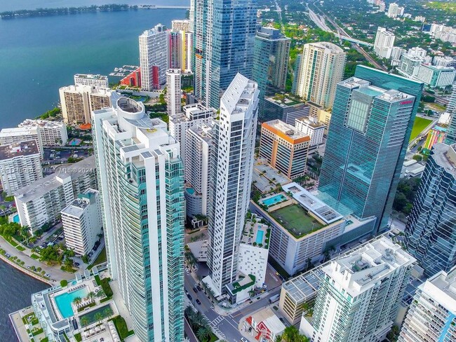 Building Photo - 1300 Brickell Bay Dr