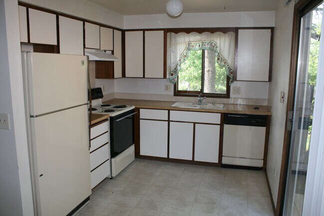 Building Photo - 2702 E 31st Ave