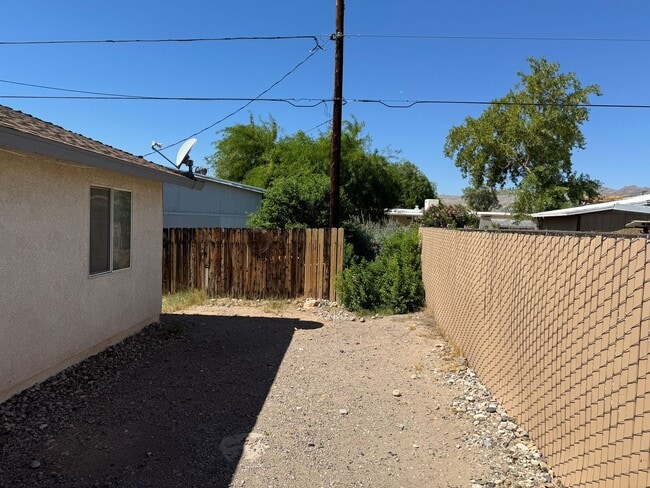 Building Photo - 3BR Duplex with gated yard and Garage