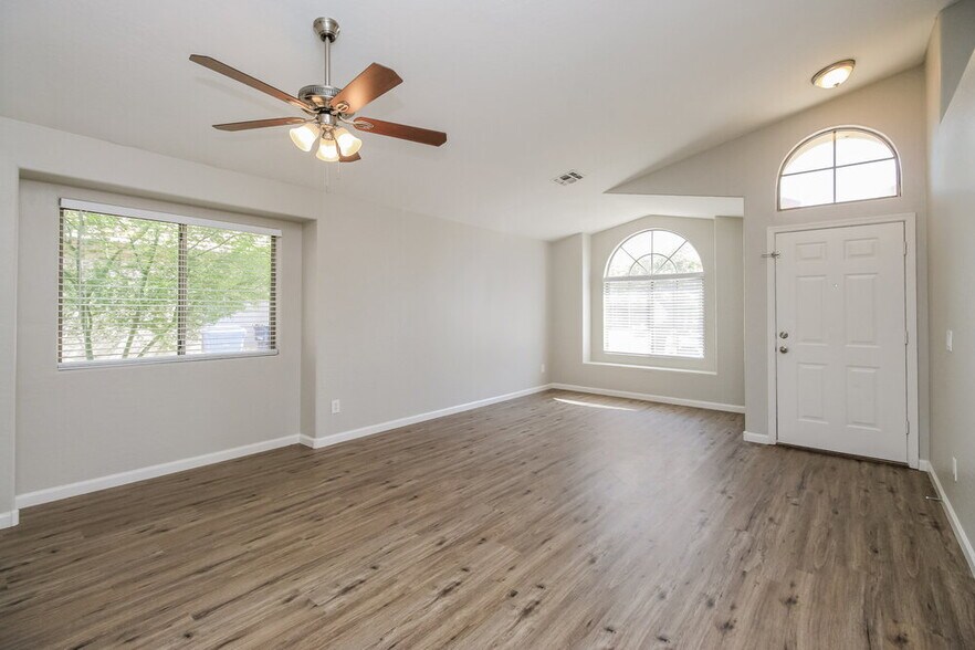 Building Photo - 748 W Dublin St