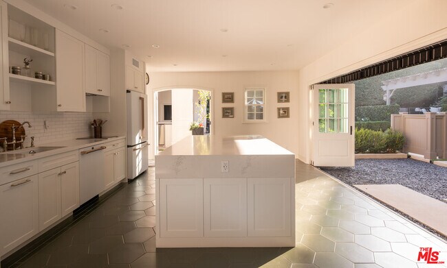 Building Photo - 1614 N Fairfax Ave