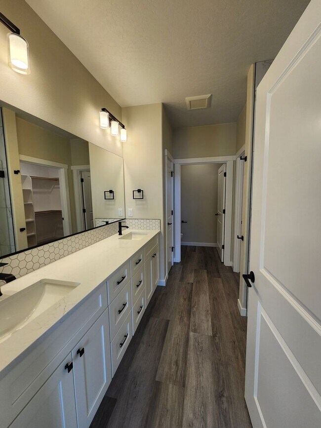 Building Photo - 3 bed, 2 bath- Kennewick Location!