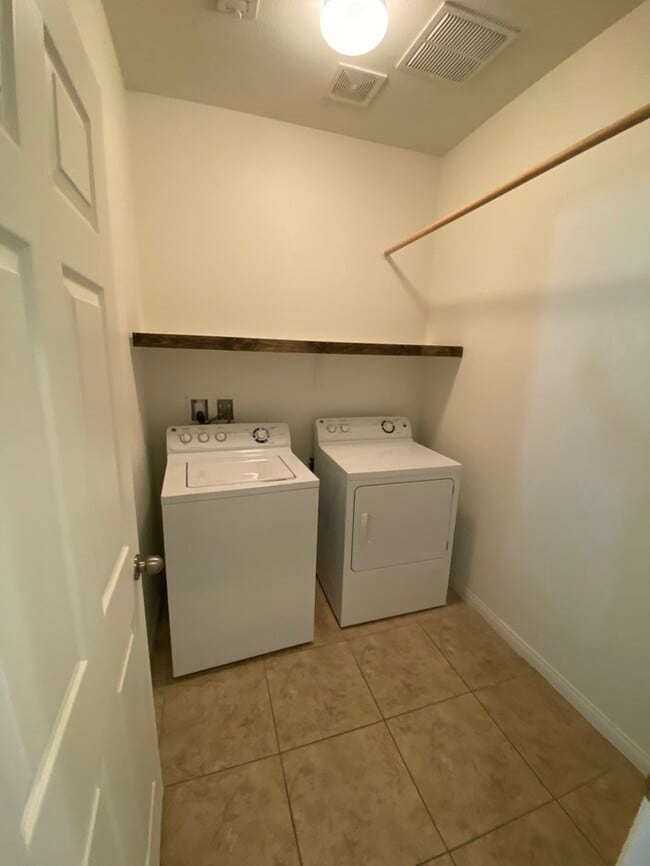 Building Photo - Spacious Single Story 3- Bedroom Home!