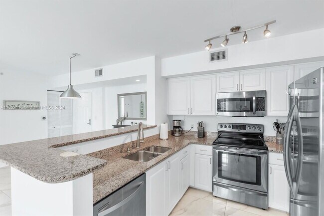 Building Photo - 1155 Brickell Bay Dr