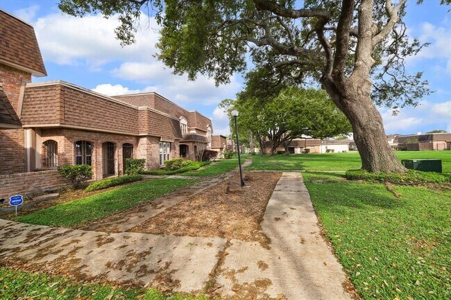 Primary Photo - 2825 Camelot Ln