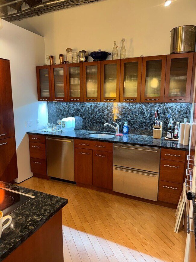 Building Photo - Beautifully 2-Bedroom Condo in Boston