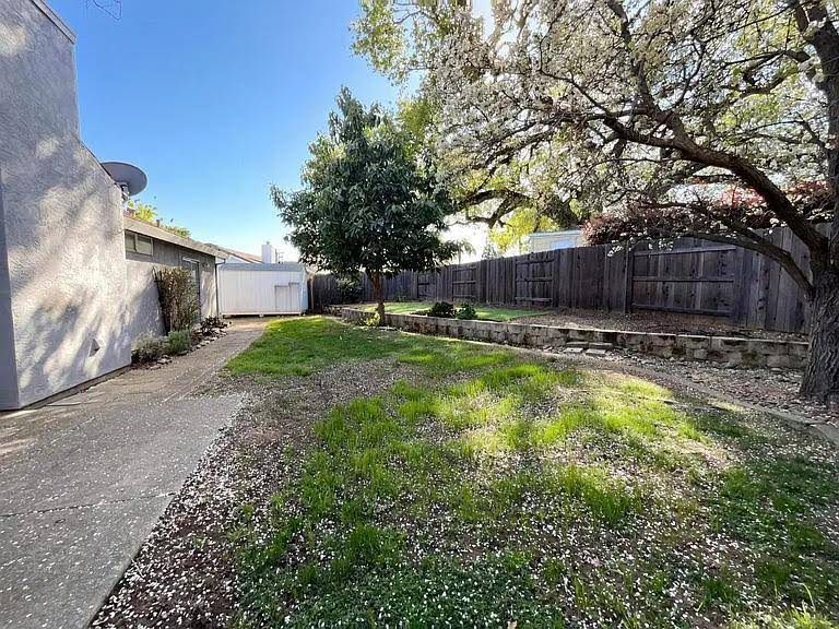 Building Photo - 1041 Shenencock Way