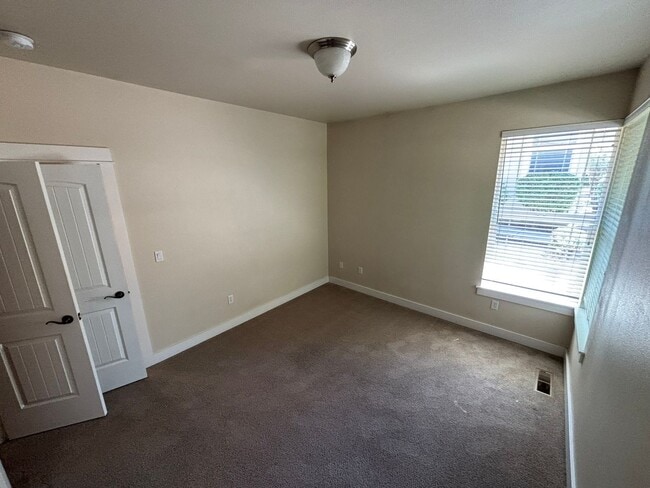 Building Photo - 1031 NE Watt Way