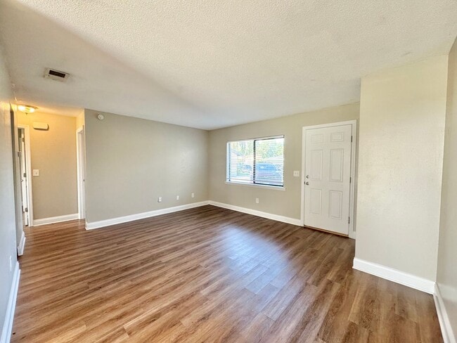 Building Photo - Apartment - Right off Cypress Gardens Blvd