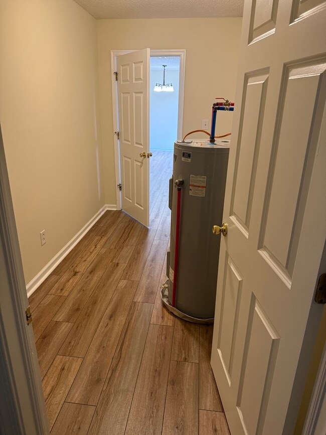 Building Photo - Stunning Country Home