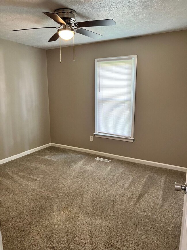 Building Photo - 3 Bedroom Home close to I24