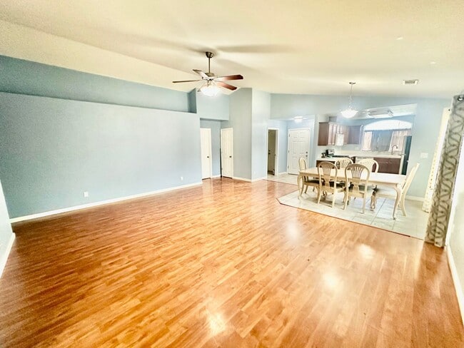 Building Photo - Spacious South Fresno 4/2