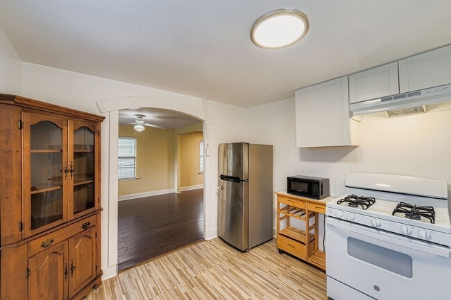 Building Photo - 1209 E 9th St