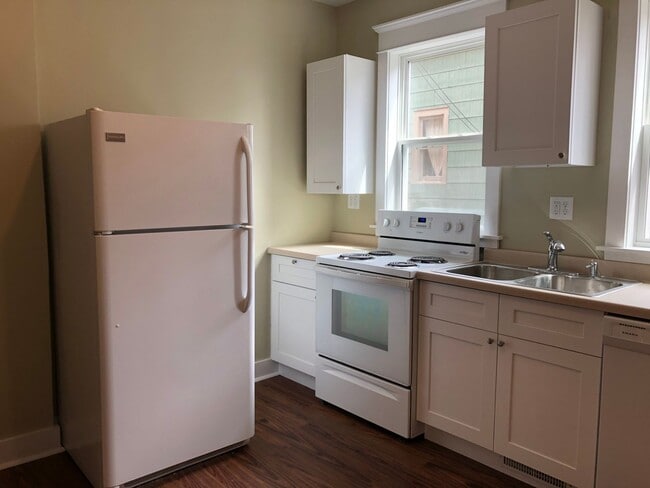 Building Photo - Amazing Vintage Townhouse. Uber Convenient...