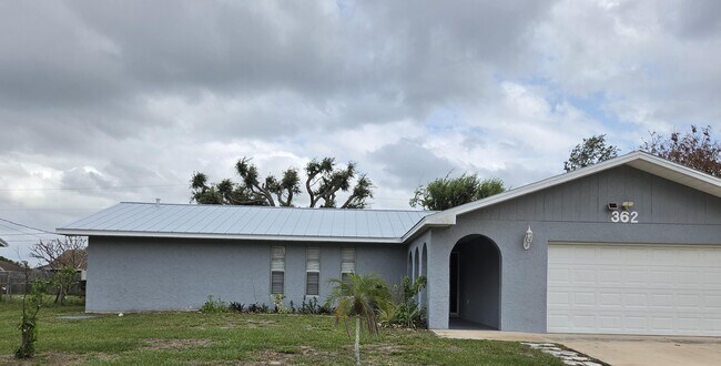 Building Photo - 362 SE Thornhill Dr