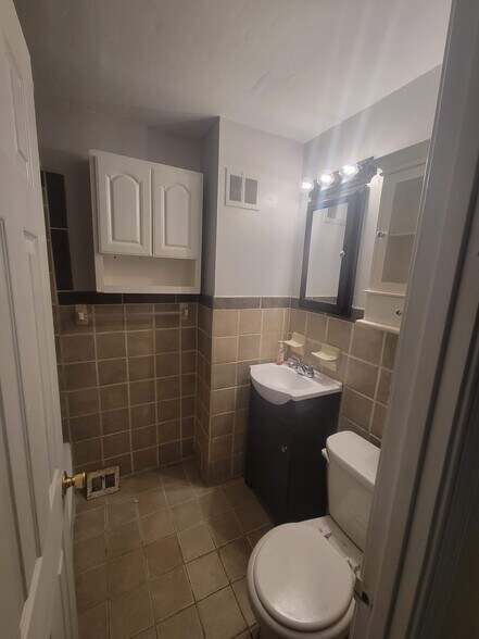 Building Photo - 9448 Lansford St