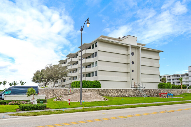 Building Photo - 2773 S Ocean Blvd