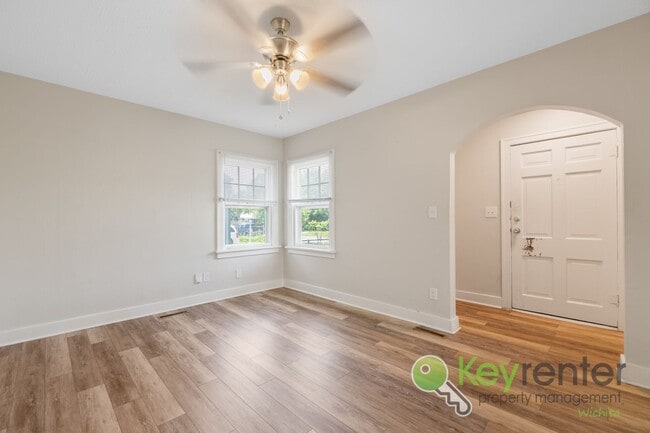 Building Photo - 3 Bed 1 Bath In Quiet Neighborhood