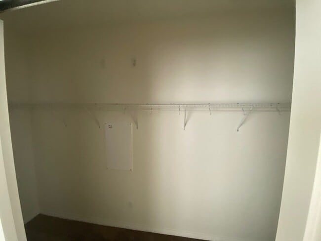 Building Photo - Beautiful 3 Bedroom 2 and 1/2 Bathrooms Ho...