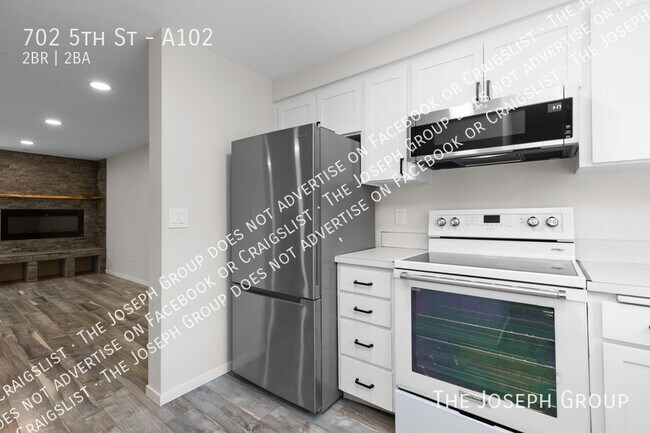 Building Photo - 702 5th St