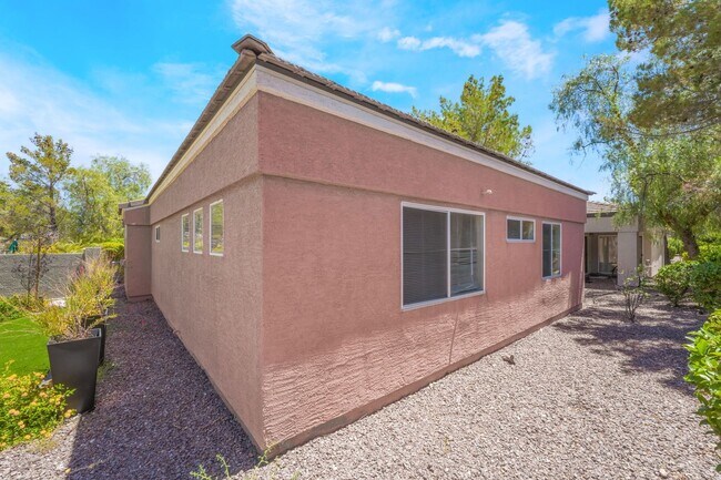 Building Photo - Beautiful Single Story Home with 3 Bedroom...