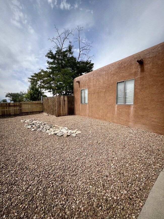 Building Photo - 2 bedroom / 1 bath close to KAFB and I-25 Move-in Special!