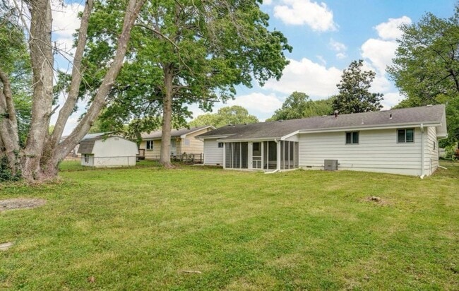 Building Photo - 3 Bedroom PLUS SUNROOM | 2 Bathroom | 2 Ca...