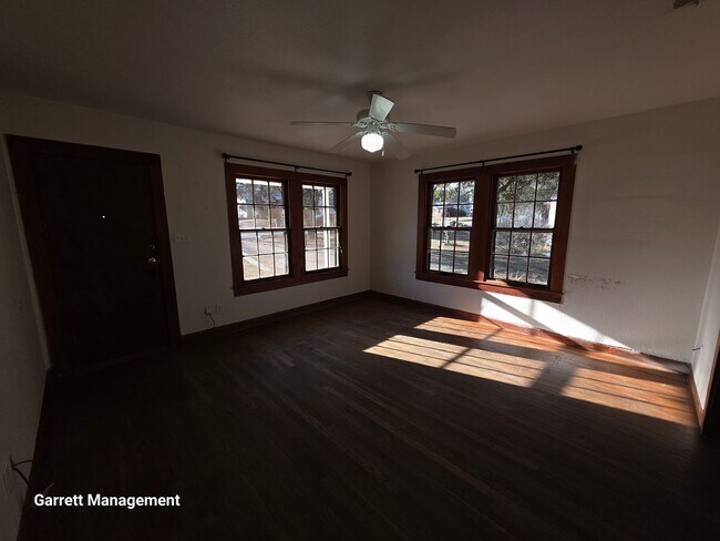 Building Photo - 2/1 House in Lampasas