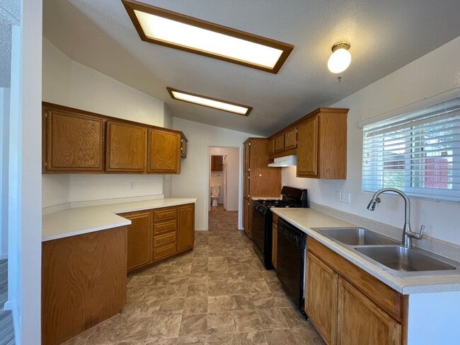 Building Photo - 330 Kim Ct