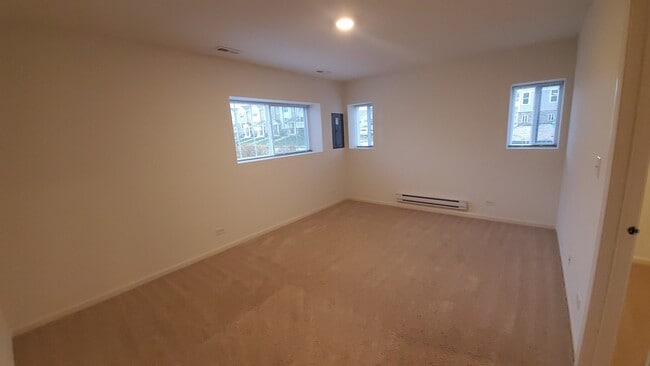 Building Photo - 192 Goldenrod Dr